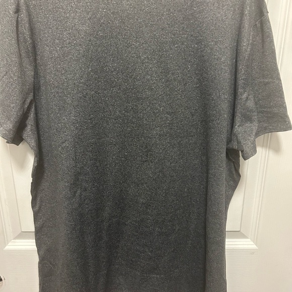 Gray Graphic V-Neck T-Shirt NEW - Picture 3 of 4